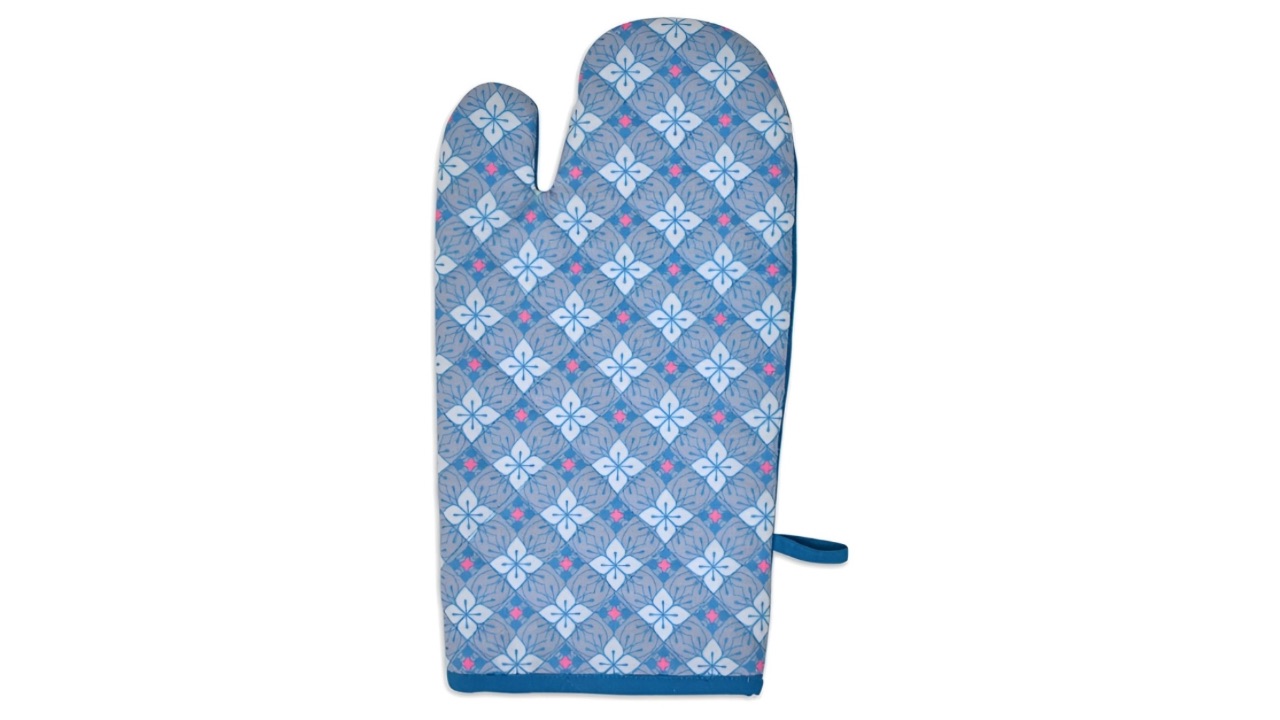 IndigiftsBlue & White Printed Cotton Kitchen Gloves