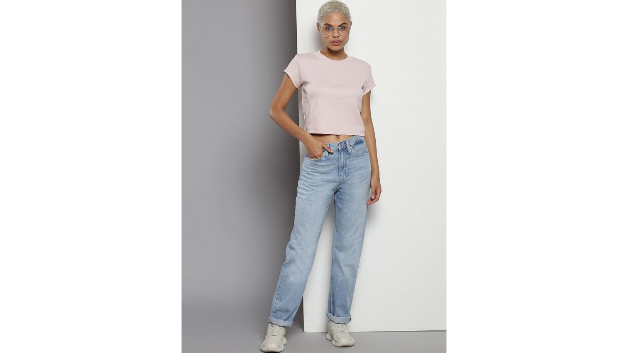 Calvin Klein Women Comfort Straight Fit High-Rise Heavy Fade Jeans