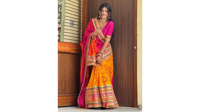 DIVASTRI Women Bandhani Gotta Patti Saree
