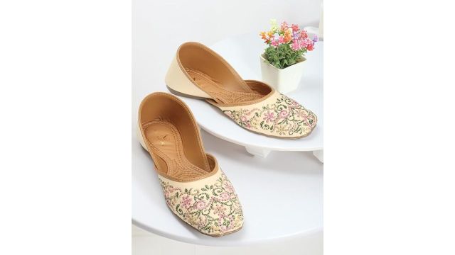 XE Looks Flat Comfortable Fancy Beige Punjabi Jutti