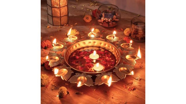 Amazon Brand - Solimo Gold Polished Decorative Metallic Lotus Tealight Candle Holder