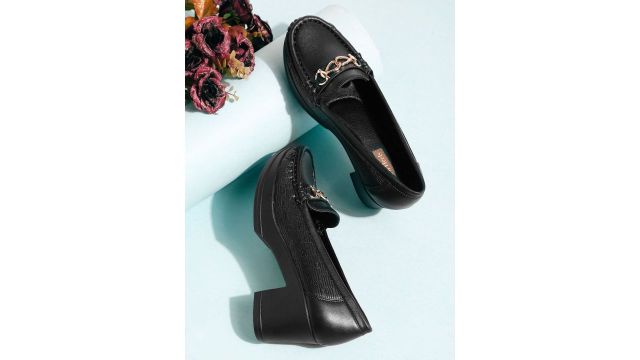 Flat n Heels Women Slip‑On Round‑Toe Chelsea Boots (Black)