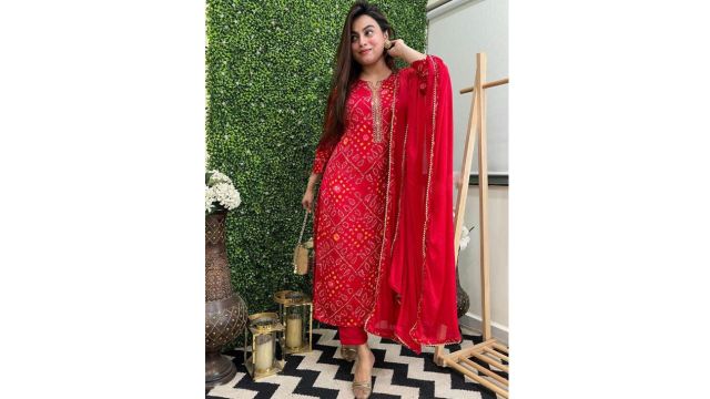 GoSriKi Women Regular Kurta with Trousers & Dupatta