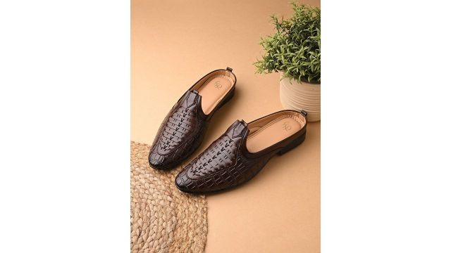 House of Pataudi Textured Mojaris (Brown, Pointed Toe)
