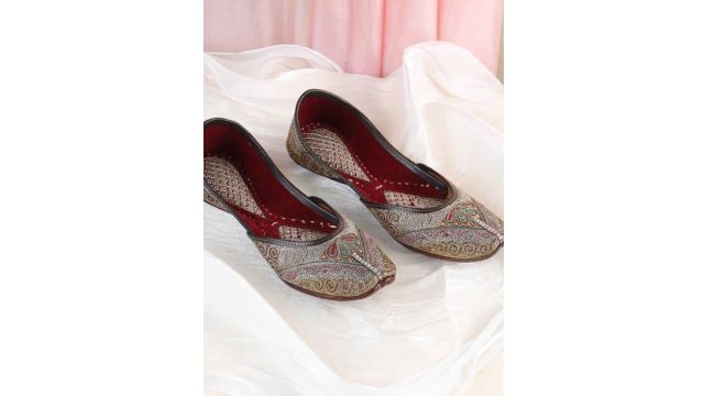 Mochi Women Embroidered Mojaris