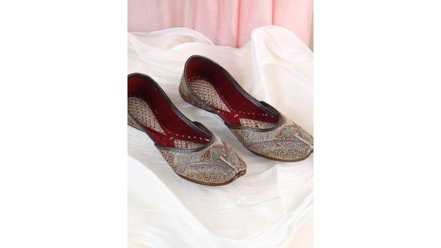 Mochi Women Embroidered Mojaris