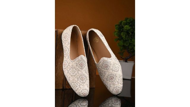 House of Pataudi Men Embroidered Lightweight Mojaris Shoes