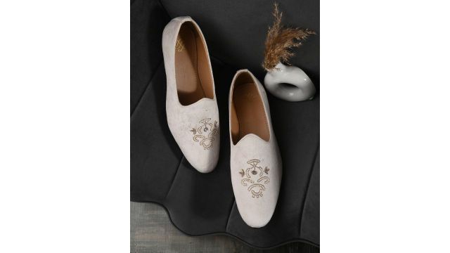 House of Pataudi Men Embroidered Slip-On Mojaris