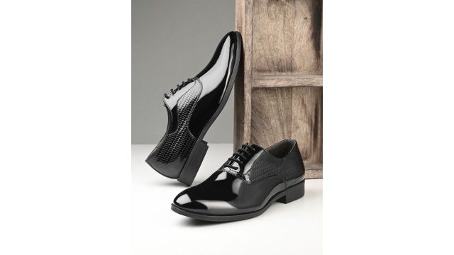 House of Pataudi Men Textured Patent Oxfords (Black)