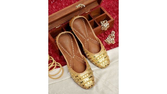 PehnawaCraft Golden Embellished Handcrafted Leather Mojaris