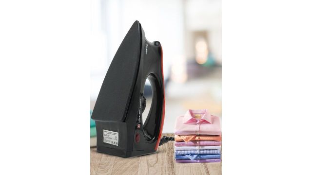 SWISS MILITARY Grandeur Red Plastic Temperature Control Dry Iron-1000W