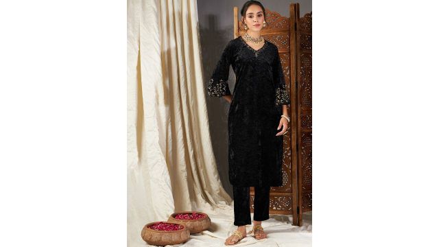 Shae by SASSAFRAS Ethnic Motifs Embroidered Grandeur & Majestic Artwork Velvet Kurta