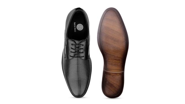 bacca bucci Men Black Textured Formal Derbys