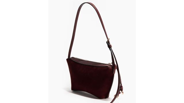 Bag placement: Burgundy shoulder bag (15 cm × 20 cm)
