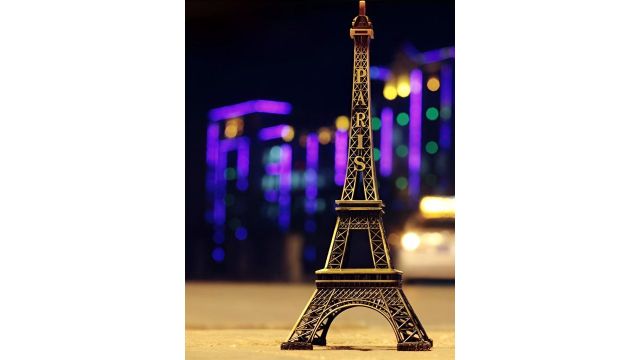 DeoDap Gold-Toned Antique Finish 3D Metal Paris Eiffel Tower Showpiece