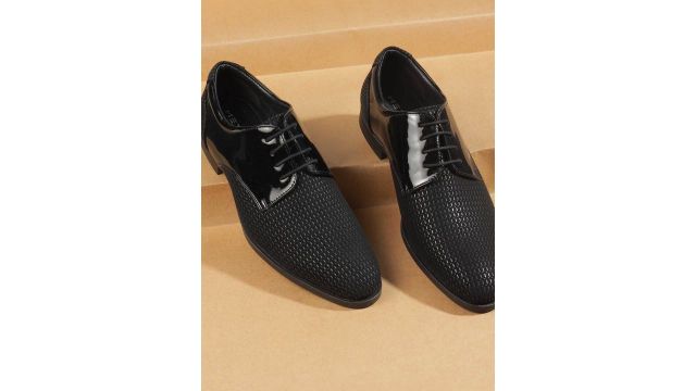 Metro Men Textured Formal Brogues Shoes