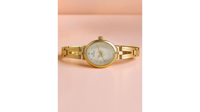 Titan Karishma Quartz Analog With Champagne Dial Watch For Women - NM2594YM01