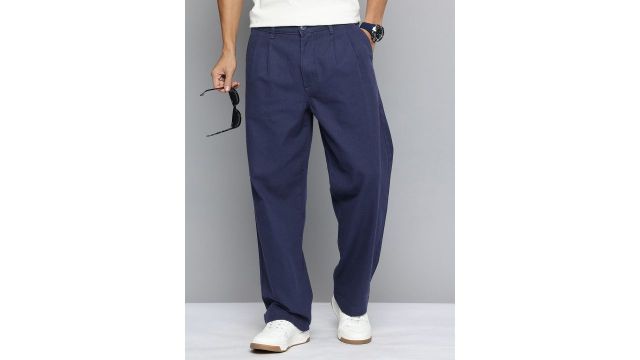 Levis Men Baggy Fit Pleated Pure Cotton Chinos Trousers