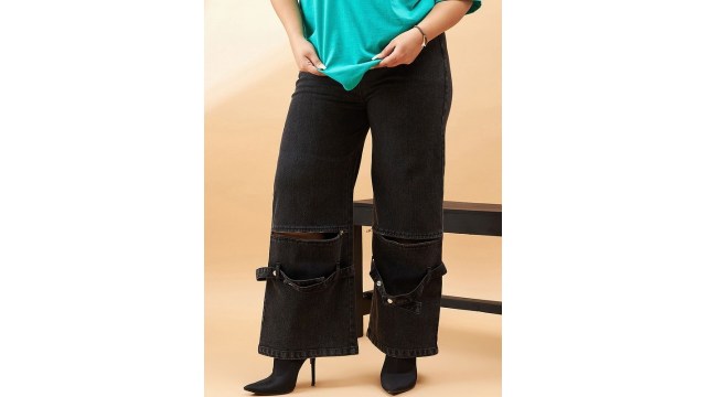 SASSAFRAS CurveWomen Plus Size Comfort High-Rise Highly Distressed Stretchable Jeans