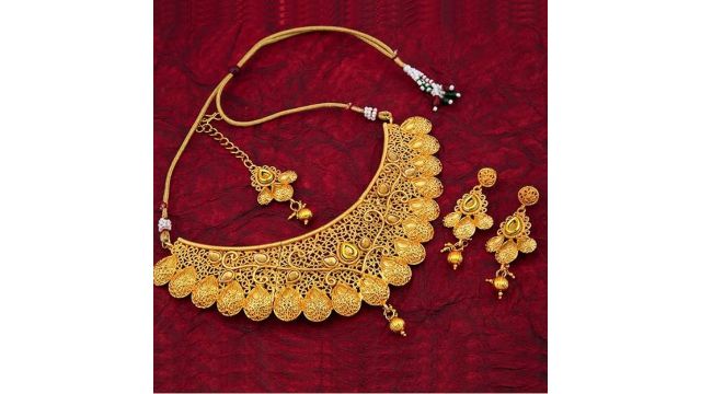 Sukkhi Glamorous Gold Plated Choker Necklace Set
