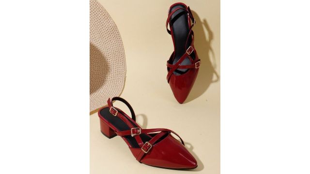 AVIVASTYLE’s pointed-toe pumps 