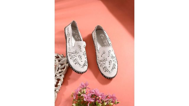 CARLO ROMANO Women Textured Leather Mojaris