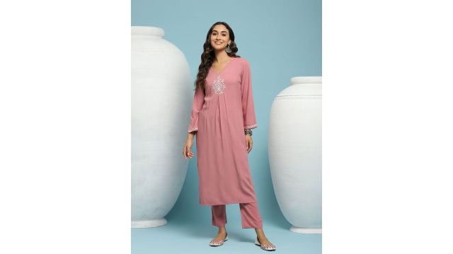 House of Chikankari Women Dark Pink Rayon Chikankari Embroidered Kurta Set