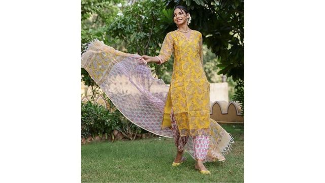 Yashika Women's Cotton Blend Floral Regular Kurta Set