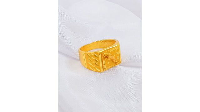 Saizen Men Regal Engraved Gold-Plated Finger Ring