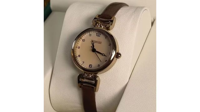 Vintage-style quartz watch 