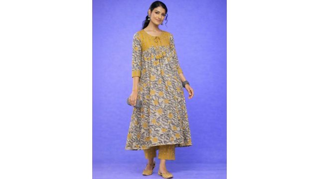 AAFAMI Women Floral Printed Empire Kurta with Trousers