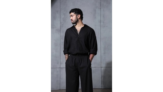 Chapter 2 BLACK LINEN SHIRT