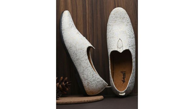 White round toe mojaris