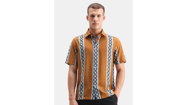 Men Comfort Fit Vertical Striped Spread Collar Casual Shirt