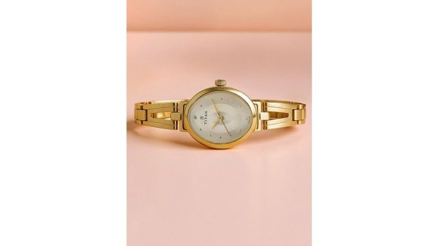 Karishma Quartz Analog With Champagne Dial Watch For Women