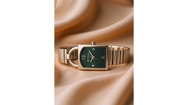 Women Dial & Stainless Steel Bracelet Style Straps Analogue Watch